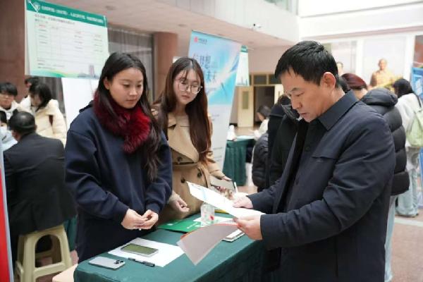 完美网页版页面领导走访专场联合招聘会